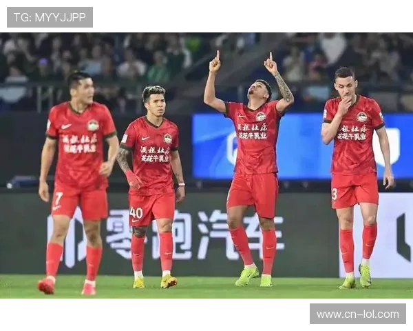 深圳新鹏城战术缺乏整体性盲目长传频现导致球队陷入被动防守困局